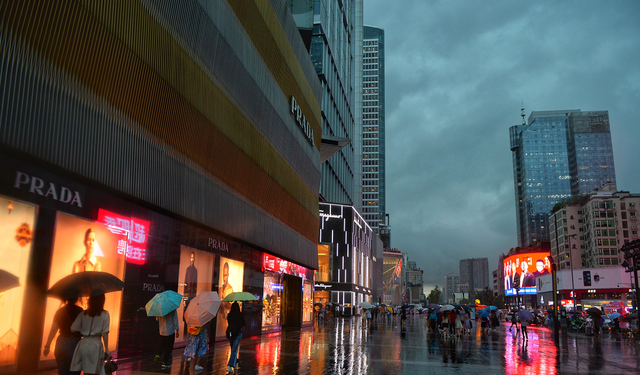 成都暴雨来袭 出行注意安全
